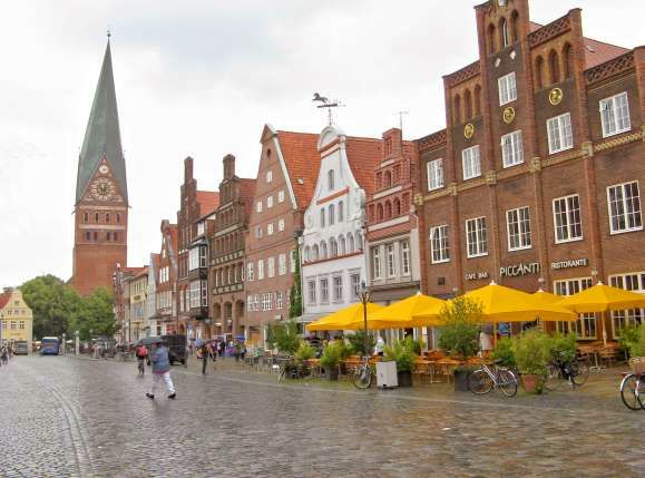 der historische Platz 'Am Sande' in Lüneburg, mit seinen typischen Backsteinhäusern und der St. Johanniskirche