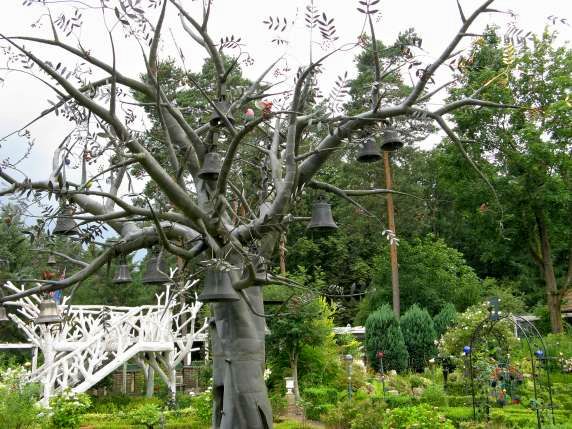 der Ebereschen-Eisen-Glockenbaum im Heidepark Iserhatsche in Bispingen
