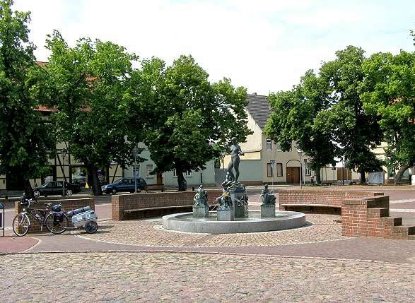 Brunnen auf dem Marktplatz von Aken