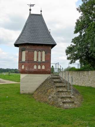 das Pegelhäuschen in Barby - vor über 150 Jahren erbaut, um zuverlässig den Wasserstand der Elbe anzuzeigen